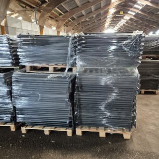 Partij stapelbedden in onderdelen