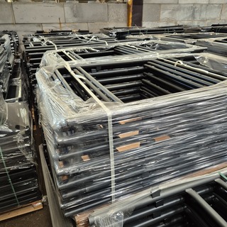 Partij stapelbedden in onderdelen