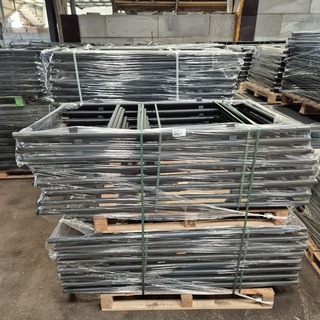 Partij stapelbedden in onderdelen