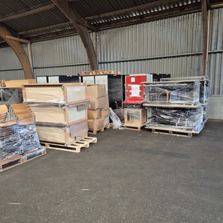 Partij divers bedrijfsinventaris en kantoormeubelen