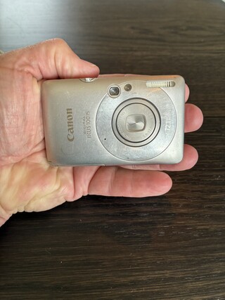 Vintage digitaal camera, Canon, Canon Digital IXUS 100 IS, Grijs / Chr