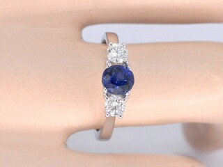 Gouden ring met natuurlijke diamant en een blauwe saffier
