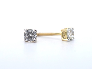 Gouden oorbellen met natuurlijke diamant