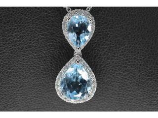 Witgouden entourage hanger bezet met topaas en natuurlijke diamanten,