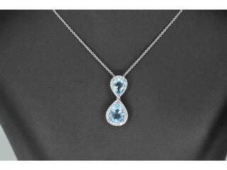 Witgouden entourage hanger bezet met topaas en natuurlijke diamanten,