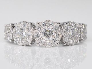 Witgouden rijring met 5 natuurlijke diamanten entourages 1.00 carat