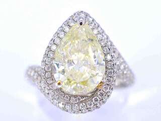 Witgouden  diamanten ring met een pear shape diamant van 3.00 carat