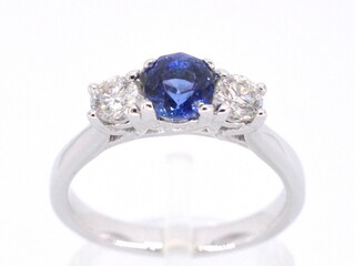 Gouden ring met natuurlijke diamant en een blauwe saffier