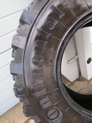 2x Band, Continental En Michelin , MPT 81 en XZL, Zwart
