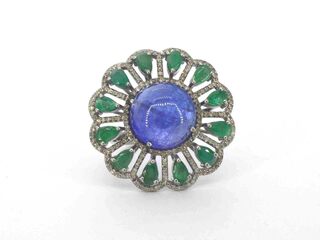 Samengestelde ring met een grote tanzaniet, emeralds en natuurlijke di