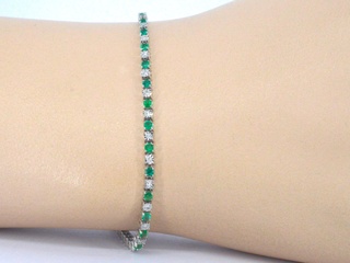 Witgouden tennisarmband met natuurlijke diamanten en smaragden