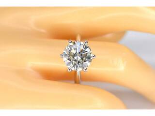 Witgouden ring met een grote briljant geslepen natuurlijke diamant van