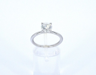 Gouden solitair ring met een briljant geslepen natuurlijke diamant (ge