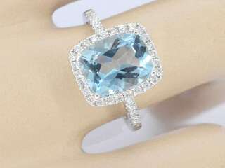 Witgouden entourage ring met een aquamarijn