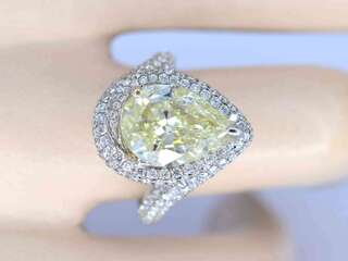 Witgouden  diamanten ring met een pear shape diamant van 3.00 carat