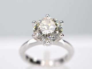 Witgouden ring met een grote briljant geslepen natuurlijke diamant van