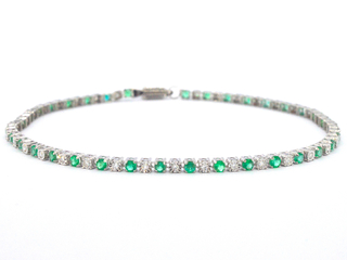 Witgouden tennisarmband met natuurlijke diamanten en smaragden