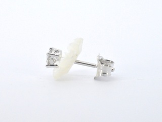 Witgouden oorbellen met 0.18 carat natuurlijke diamanten en parelmoer