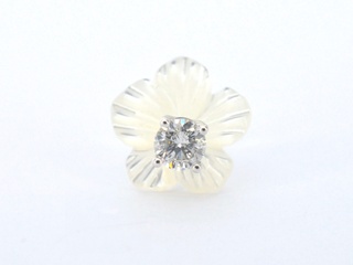 Witgouden oorbellen met 0.18 carat natuurlijke diamanten en parelmoer