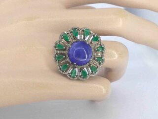 Samengestelde ring met een grote tanzaniet, emeralds en natuurlijke di