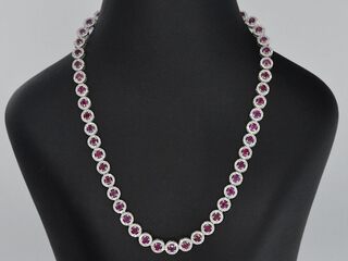 Witgouden collier volledig met natuurlijke witte diamanten en robijnen
