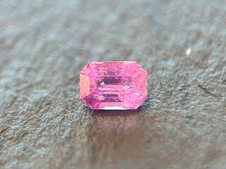 Roze saffier – 0.77 carat natuurlijke roze saffier
