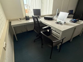 2x  Hoekbureau met 6x diverse stoel