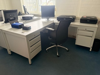 2x  Hoekbureau met 6x diverse stoel