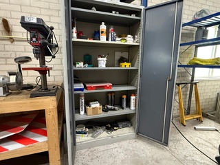 Werkplaatskast met inhoud