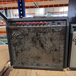 7x Gitaarversterker en gitaar, O.a. Fender