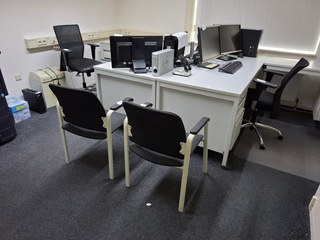 2x  Hoekbureau met 4x diverse stoel