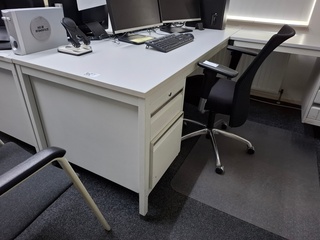 2x  Hoekbureau met 4x diverse stoel