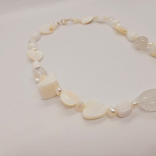 Collier witte jade, zoetwater parels, gepolijst parelmoer en kristalle