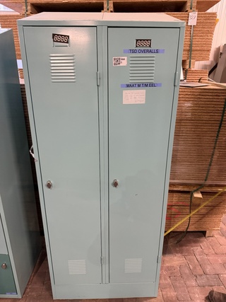 4x Locker, lichtblauw