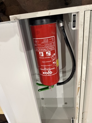 2x Brandkast met haspel en brandblusser (6 liter schuim), Ajax