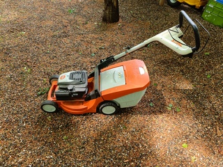 Handgrasmaaier, benzine Stihl, oranje