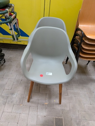 2x Tuinstoel met bijzettafel en divers meubilair