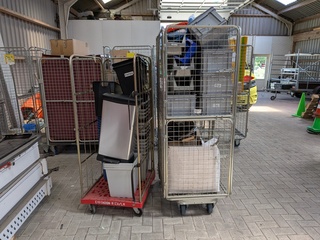 2x Rolcontainer met diverse bakken en medische apparatuur