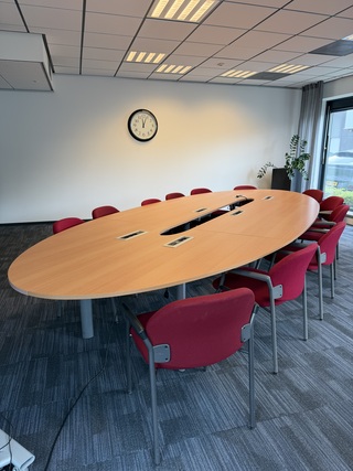 Ovale vergadertafel met ca. 12 stoelen, noot
