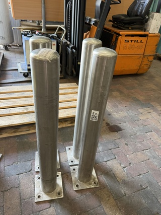 4x Aanrijpaaltjes
