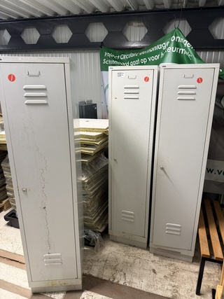 3x Lockers, grijs