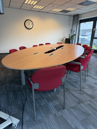 Ovale vergadertafel met ca. 12 stoelen, noot