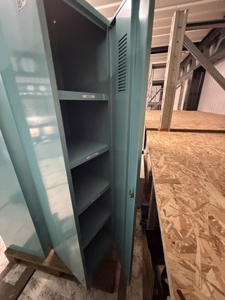 2x Lockers, lichtblauw