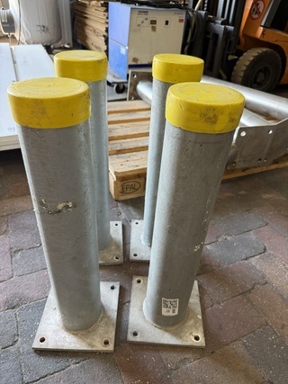 4x Aanrijpaaltjes