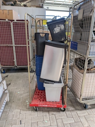 2x Rolcontainer met diverse bakken en medische apparatuur