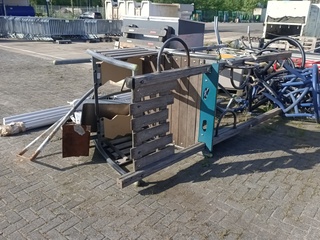 Speelhuis met attributen , Kompan
