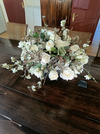 Zwarte vaas met witte zijden bloemen