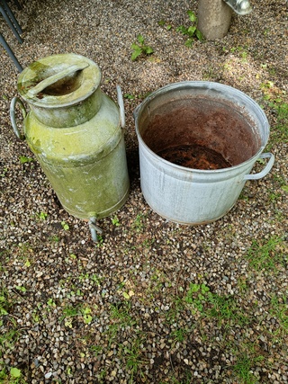 2x Melkfles met kraan en plantenbak