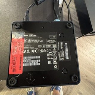 Computer met monitor Intel, SBNUC11TNHv7000