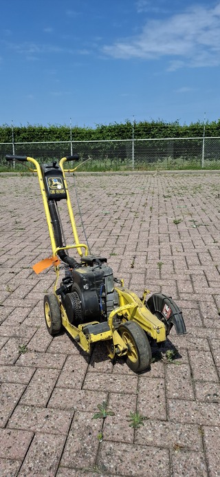 ( Locatie Wijk en Aalburg ) Kantensnijder, John Deere, E35 Edger